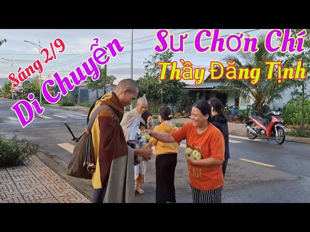 Sư Chơn Chí và Thầy Đăng Tịnh bộ hành khất thực  di chuyển tìm nơi dừng chân mới