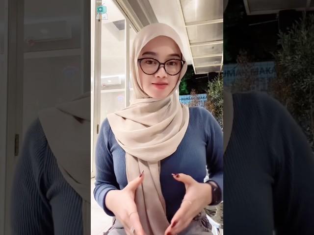 pemersatu bangsa wanita hijab cantik •|| bulat banget ? kacamatanya 