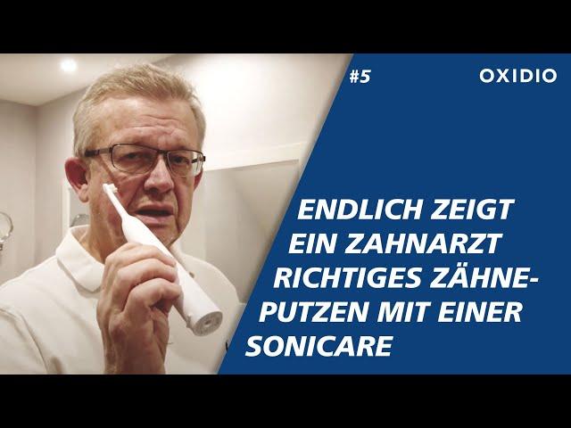 Oxidio Zahnarztpraxis Dr. Winkelmann – Zahnarzt zeigt richtiges Zähneputzen mit einer Sonicare