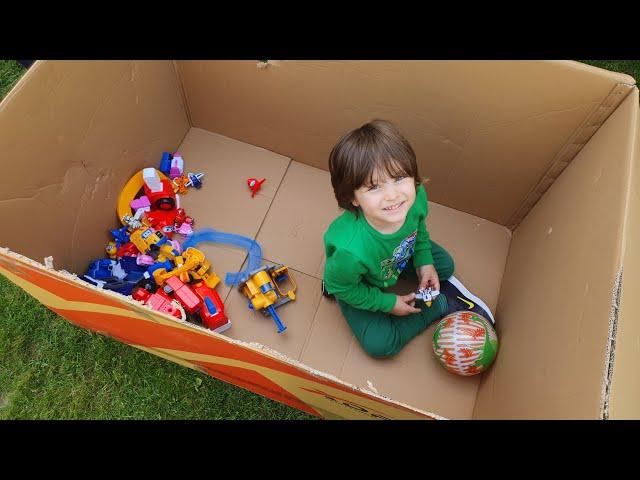 Kendi kendine hareket eden kutunun içinden fatih selim çıktu,oyuncaklarıyla kocaman koliyi ev yapmış
