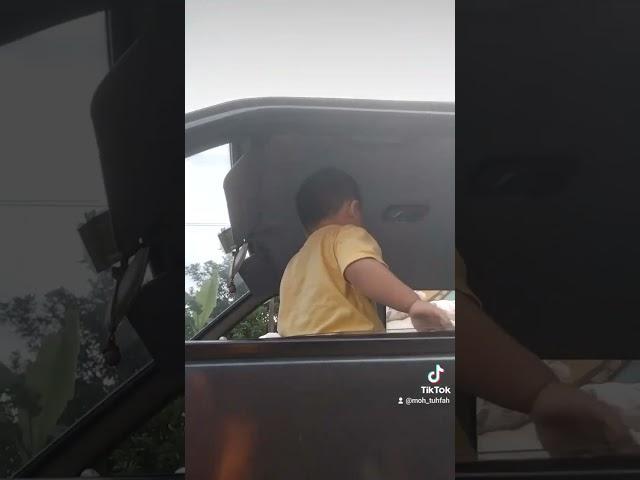 lucu anak kecil paksa mau belajar mobil alihkan perhatiannya agar setir mobil tidak rusa si ahda