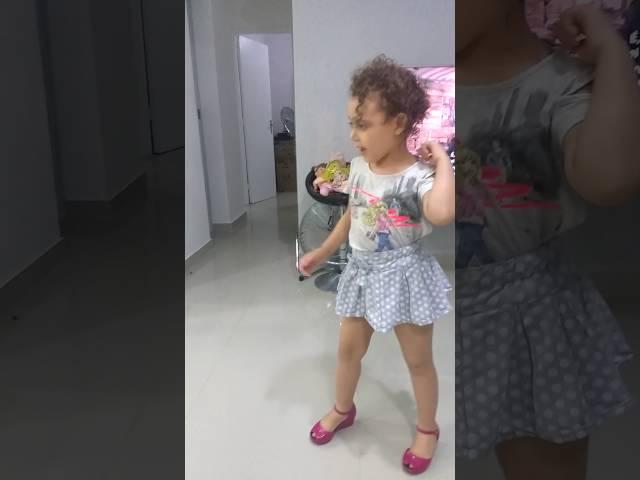 Cópia de Dançarina mirim de 4 anos música medo bobo