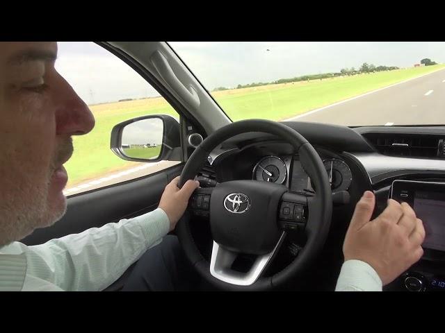 TOYOTA HILUX 2021. ¿CÓMO FUNCIONA EL MANTENIMIENTO DE CARRIL SIN DIRECCIÓN ELÉCTRICA? AUTO AL DÍA.