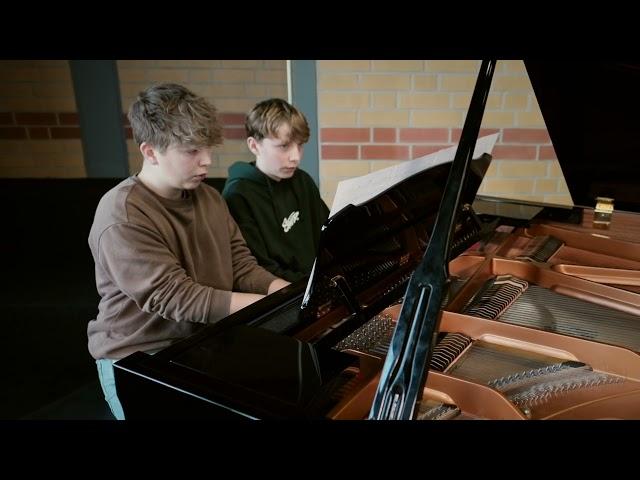 Leo und Lars spielen "Latin suite for piano duet" von Mike Connick