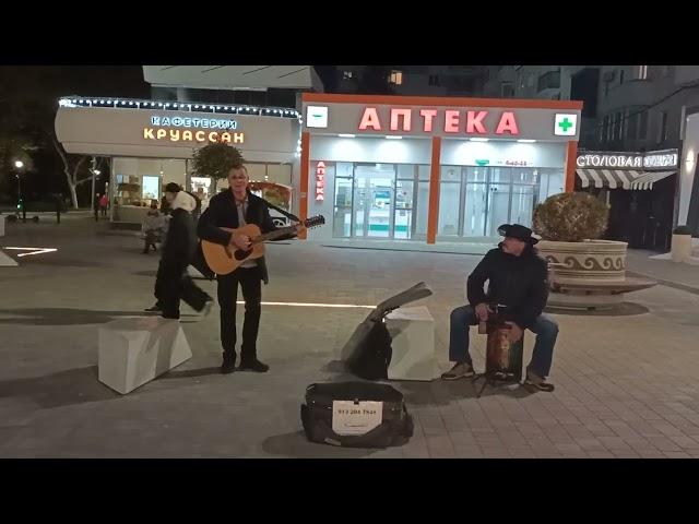 Анапа. Анапские фестивальщики спели на площади Родина.