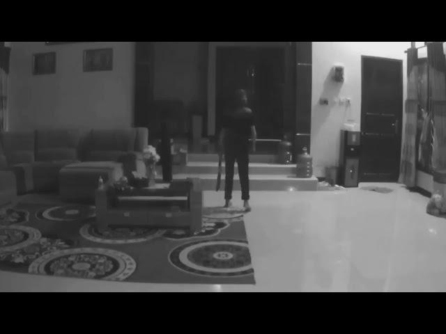 Video Maling masuk rumah dengan membawa senjata tajam! Terekam oleh cctv