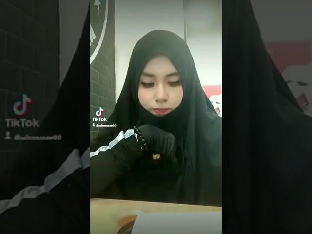 Makan pakai cadar ribet? tinggal buka cadar #cadar #ukhty #niqab #ukhti #wanitabercadar #shorts