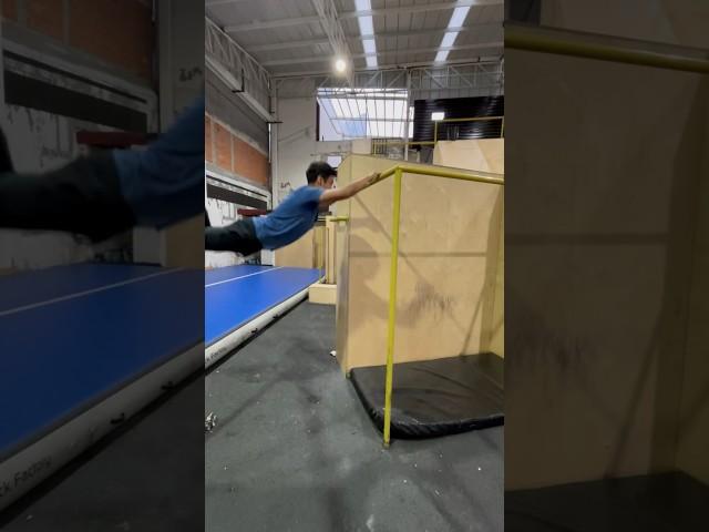 Salto de Parkour #freerunning #acrobatics #parkour #tiktok #frontflip #viral ￼