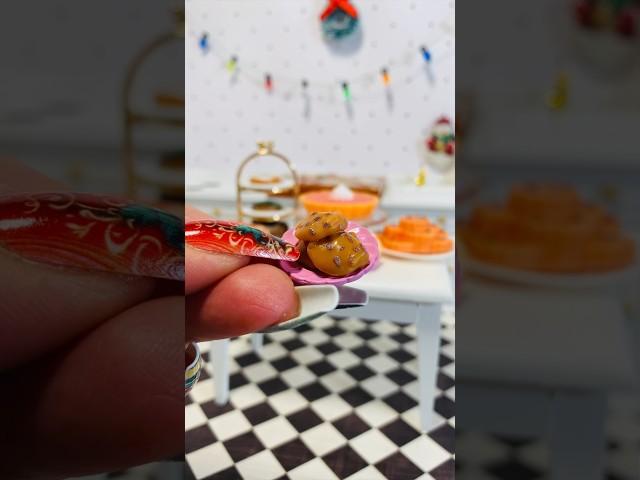 Filling the Christmas table with sweets  #mini #minivlog #miniature #christmas #minifood #sweets