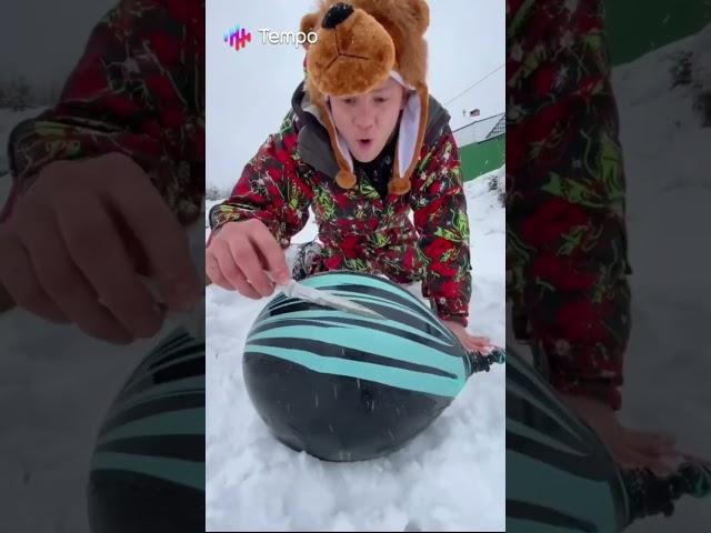 Cutting a frozen @EpicaLanced balloon #tempoapp #shorts