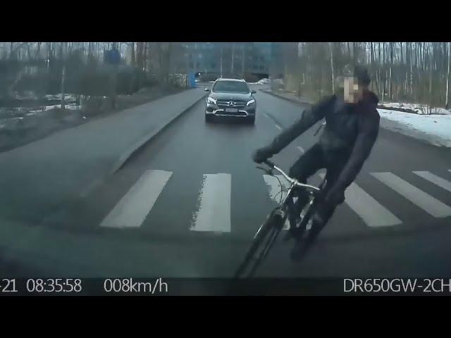 Polkupyörä-Ykä hyökkää kimppuun (Liikenneraivoa Otaniemessä 2019) | Cyclist road rage (ENG subs)