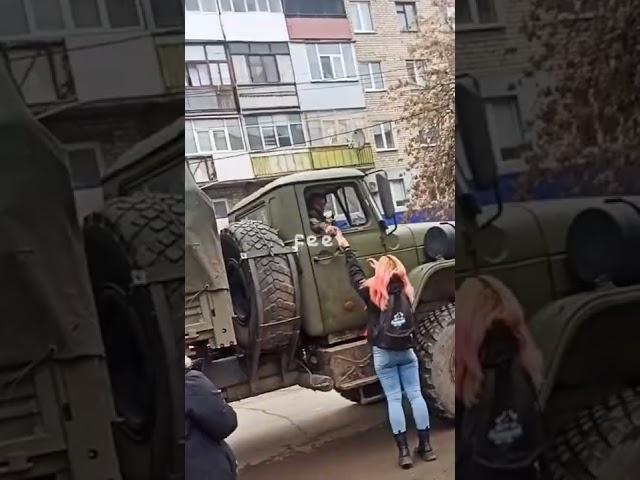 Ukrainian TikTok girl welcomes the Russian forces