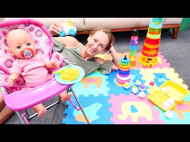 Nicole passt auf das Baby ihrer Freundin auf - Puppenvideo mit Baby Born - Spielzeug für Babys