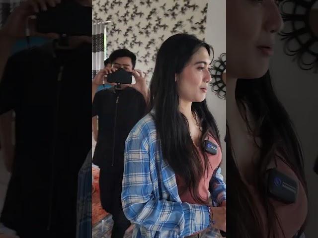 Kedatangan Artis cantik Revi Mariska