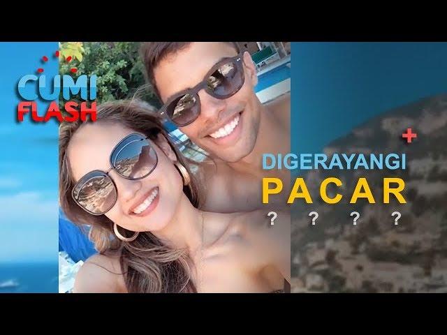 Cinta Laura Berbikini Seksi, Pacar Gerayangi dari Belakang - CumiFlash 17 Agustus 2018