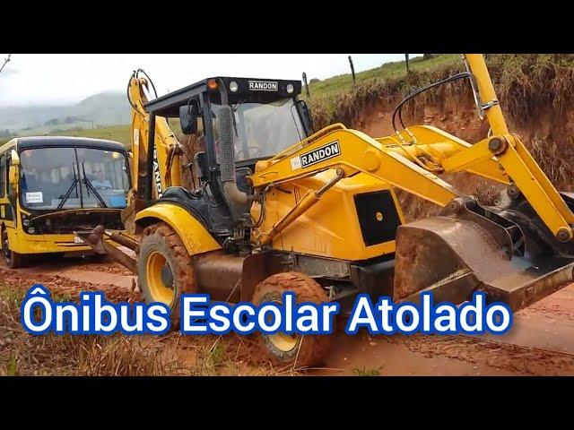 Retroescavadeira Desatolando Ônibus Escolar | Backhoe Unloading School Bus