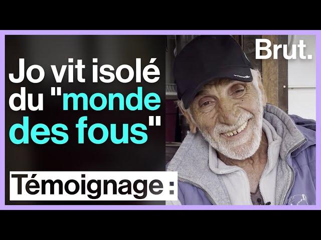 À 77 ans, Jo vit isolé en Corse, loin du "monde des fous"