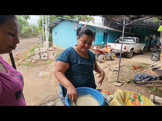 CINDY NOS ENSEÑA COMO PREPARAR LA MASA PARA HACER RIGUAS Y LOS RICOS NUEGADOS DE YUCA