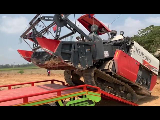 Kubota Rice harveste take up on truck