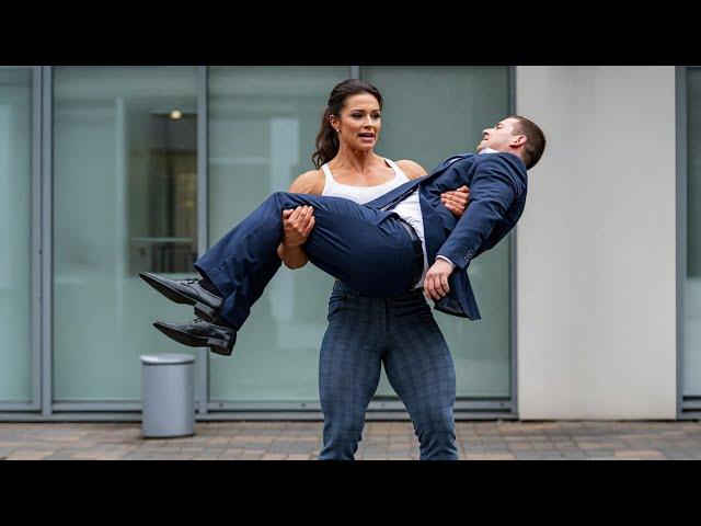 LIFT CARRY 2025 | THIS WOMAN CAN LIFT CARRY HIM WHOLE DAY