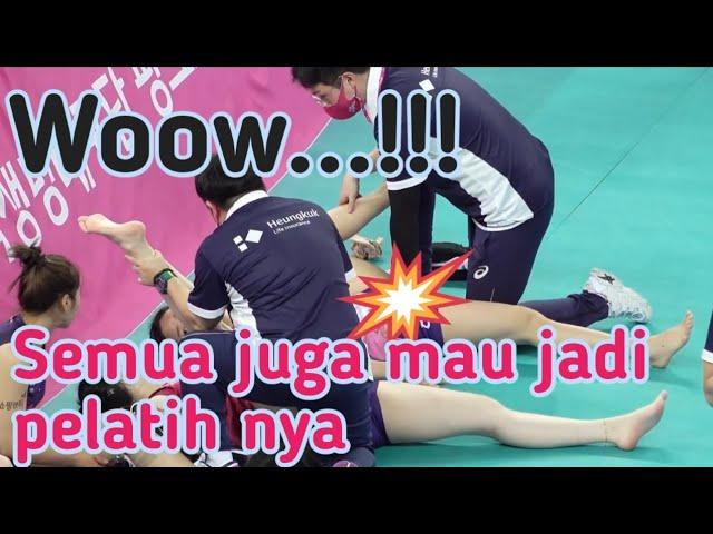 Latihan peregangan otot pemain Volly putri