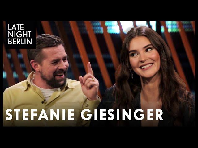 Stefanie Giesinger: Wie bringt man Klaas dazu, über S*x zu sprechen? | Late Night Berlin