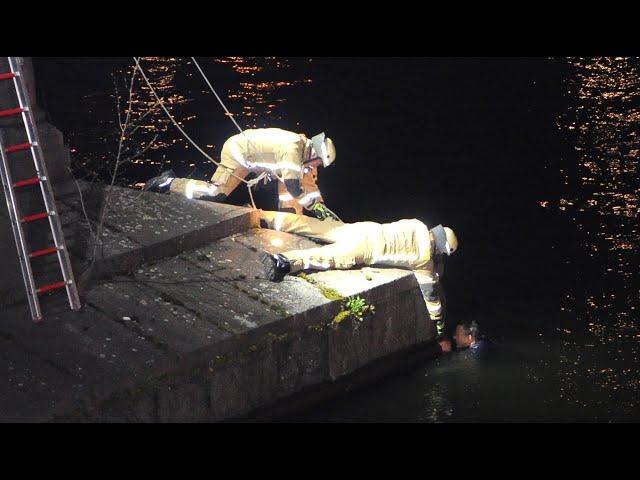 Berlin-Kreuzberg: Mann springt an der Oberbaumbrücke in die Spree