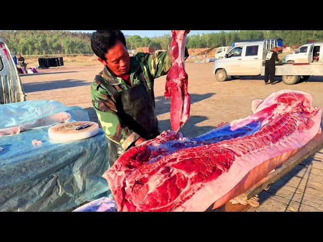 Lao Meng sold 700 kilograms of super fat pigs  and the meat was already surrounded before it began