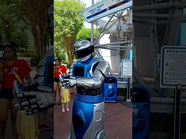 New Interactive Robot iCan moving around the Disney World EPCOT #robot #ican #robotics #로봇 #robots