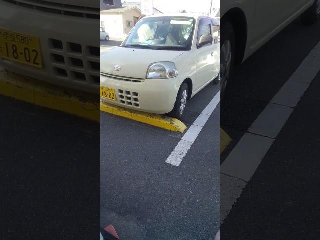 お婆さんそこは車椅子マークですよ。