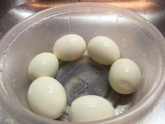 How To Peel 5 Hard Boiled Eggs At The Same Time