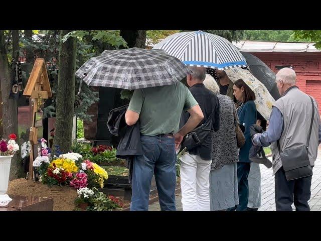 Друзья и родные Александра Ширвиндта в день памяти возле его могилы  / 19 июля 2024 г. Новодевичье