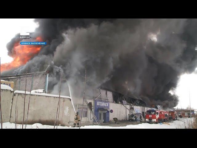 Красноярск заволокло едким дымом от пожара на складе запчастей
