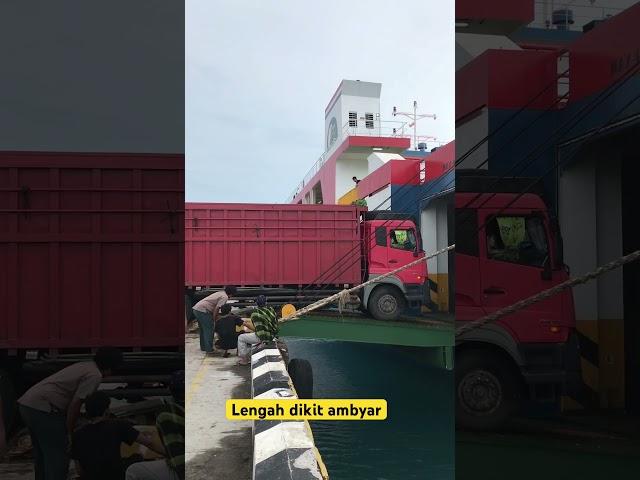 Supir waswas, Truk besar panjang hampir nyangkut di rampdoor Kapal