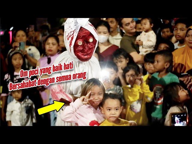 Pocong viral ternyata baik hati bisa bersahabat dengan semua orang di Alun alun Puspawangi Indramayu