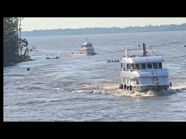 Embarcações retornando após festival de Parintins 2024