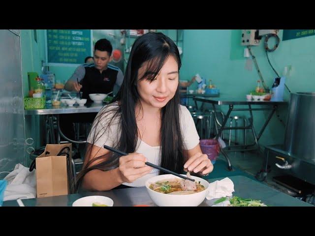 How I spent $3 on legendary breakfast in Saigon, rice noodles (Pho) | Expat Annie