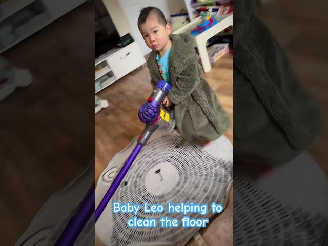 Baby Leo’s World - testing Dyson v7 cordless vacuum cleaner