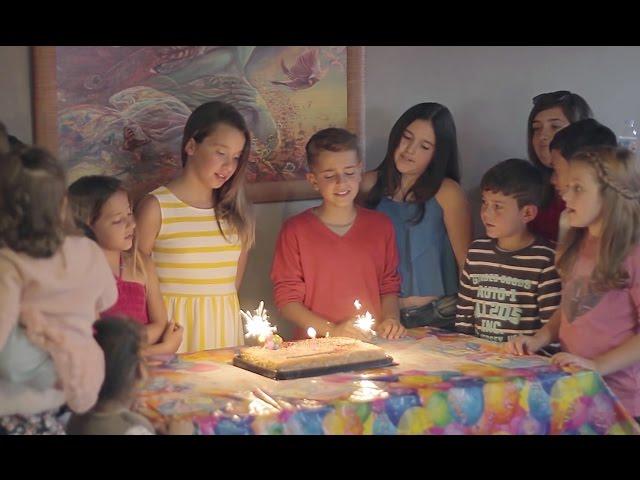 Cumpleaños Feliz - Adexe ft. Ariann (Videoclip Oficial)