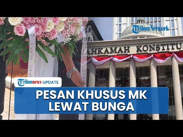 Karangan Bunga Hiasi Demo Kawal Putusan MK: Terus Jaga Marwah Demokrasi & Konstitusi