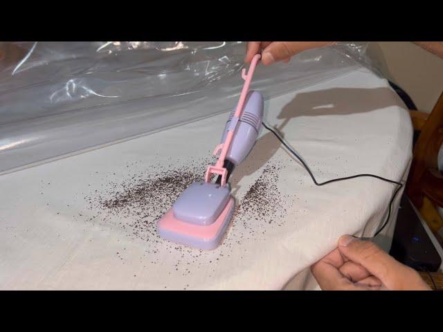 Paladone USB desktop hoover vacuum cleaner - demonstration