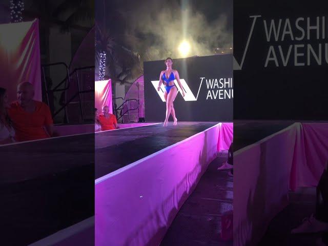 Walking Sol de Mar Fashion Show | Zahra Elise