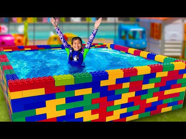 Jannie Teaches Ellie How to Swim in the Kids Pool and Plays with Fun Water Toys