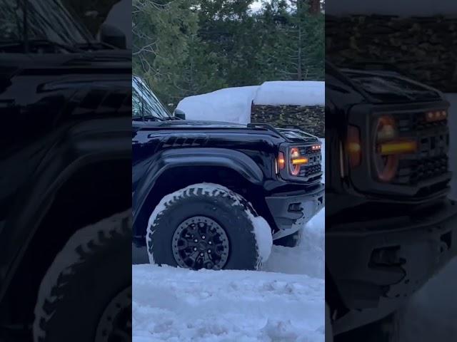 New Ford Bronco Raptor takes on the snow #trending #youtubeshorts #fordbronco