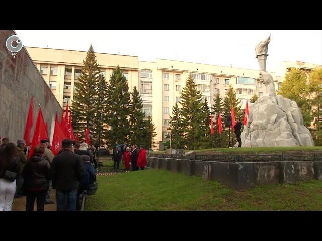 Память жертв расстрела здания Верховного Совета РСФСР почтили в Новосибирске