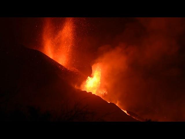 La Palma volcano eruption 28 Sep 2021 - lava flows and lava fountains