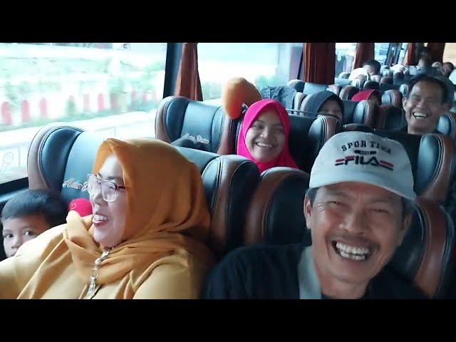 PENGAMEN ANYER  SATU BUS DIBUAT GEMBIRA DENGAN KEHADIRANNYA HEHE