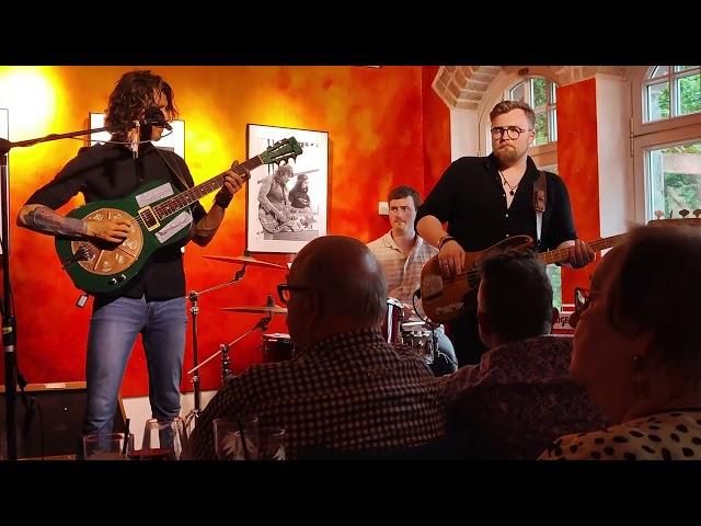 Dom Martin (IRL) & band live in Eppstein part 2. /    20:50 start with real Bluesrock.