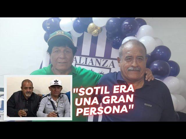 William Huapaya y Moisés Palacios recuerdan a Hugo 'Cholo' Sotil. Jugaron en Alianza Lima.