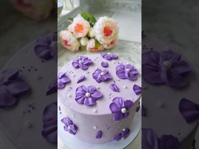 Decorate an Ube Cake with me #shorts #ubecake #cakedecorating #foodlover #cakeideas